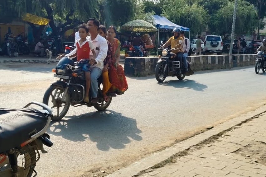 पुरानी एसपी ऑफिस के सामने से बिना हेलमेट जाते बाइक सवार। संवाद