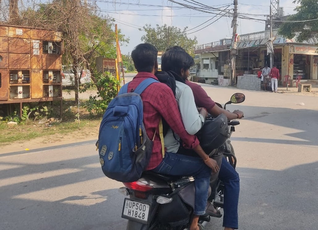 पुरानी एसपी ऑफिस के सामने से बिना हेलमेट जाते बाइक सवार। संवाद
