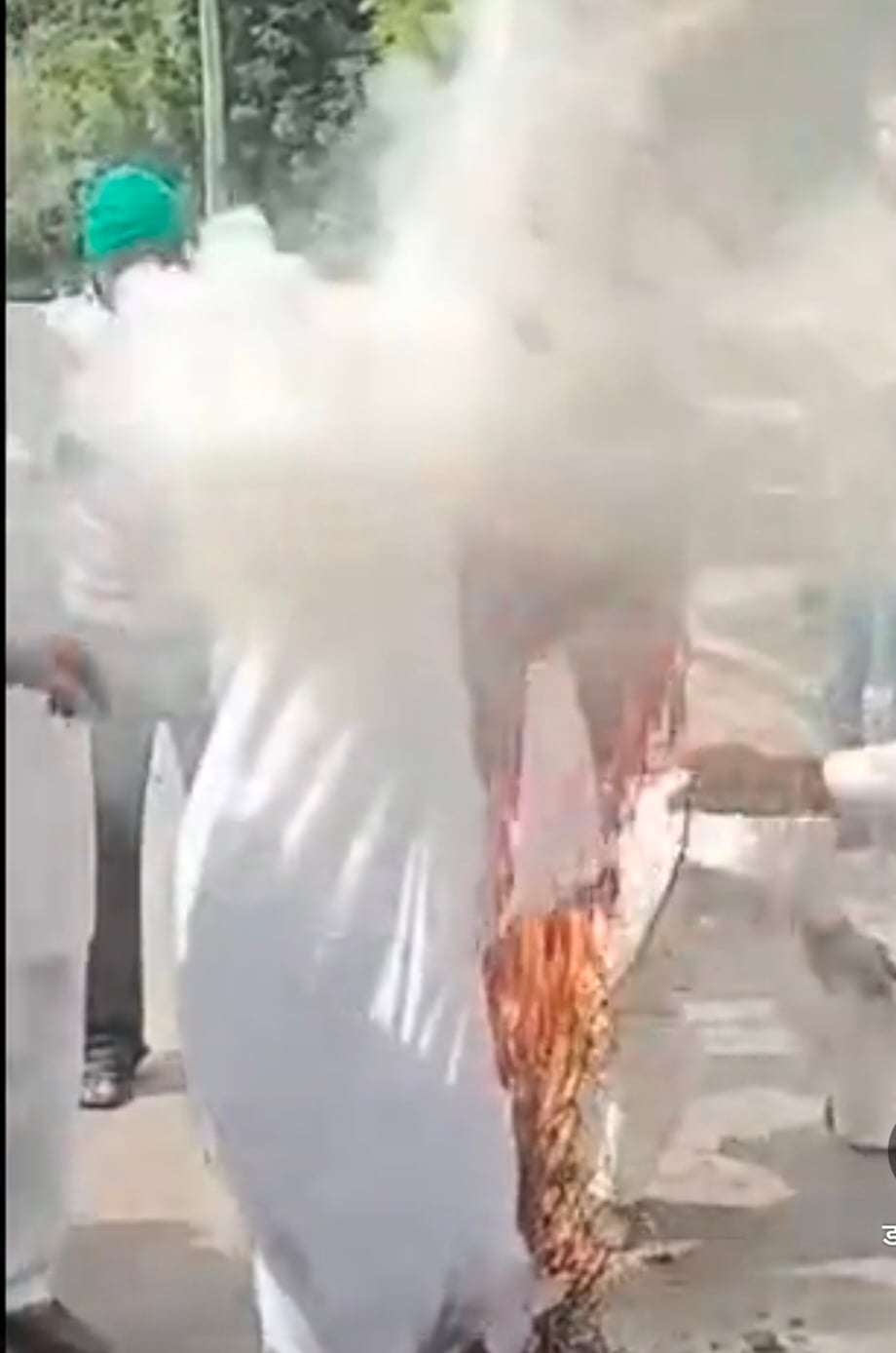 पुतला के साथ नारेबाजी करते हुए किसान। विज्ञप्ति पुतला के साथ नारेबाजी करते हुए किसान। विज्ञप्ति