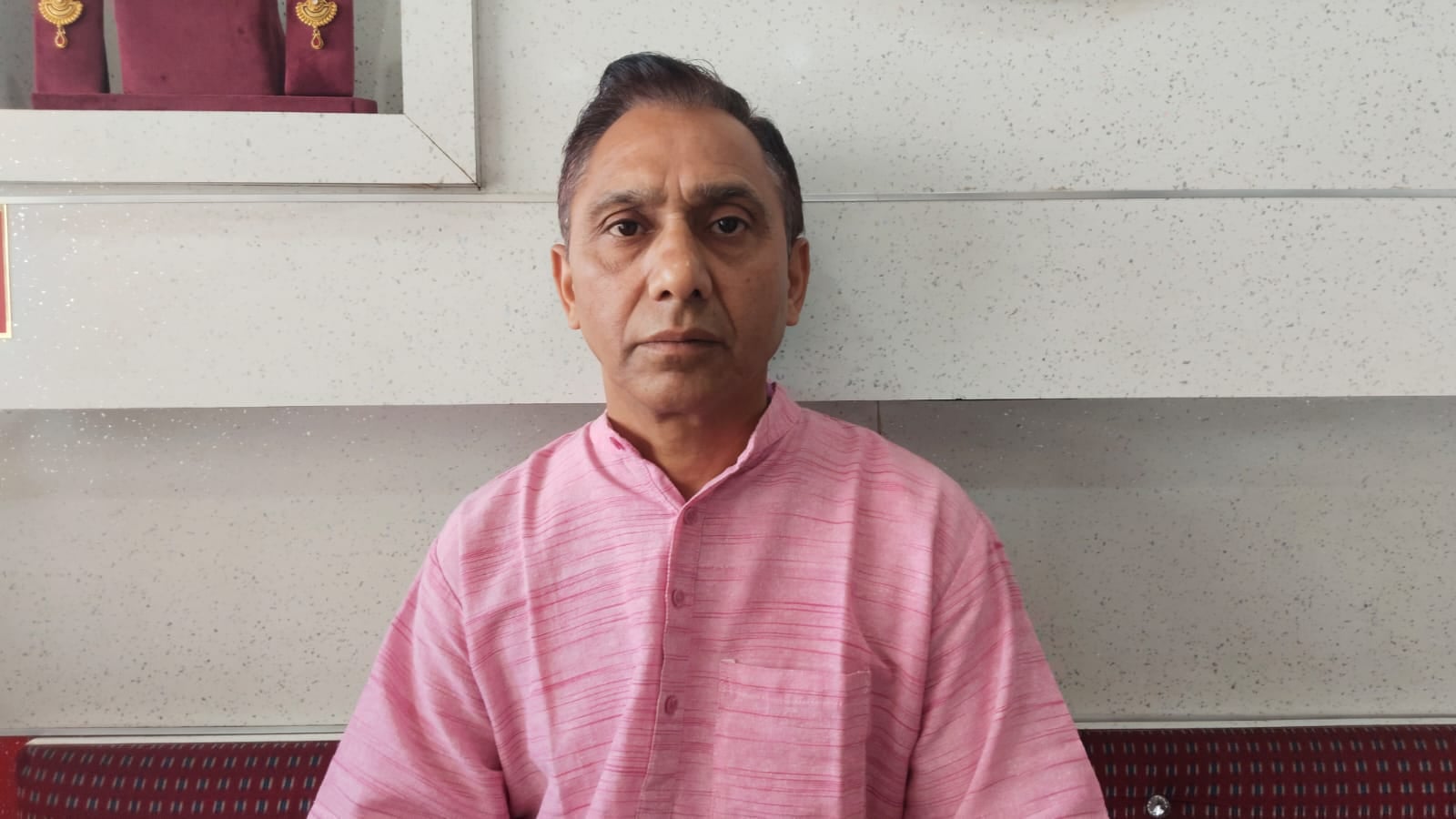 राजू, स्थानीय दुकानदार।
