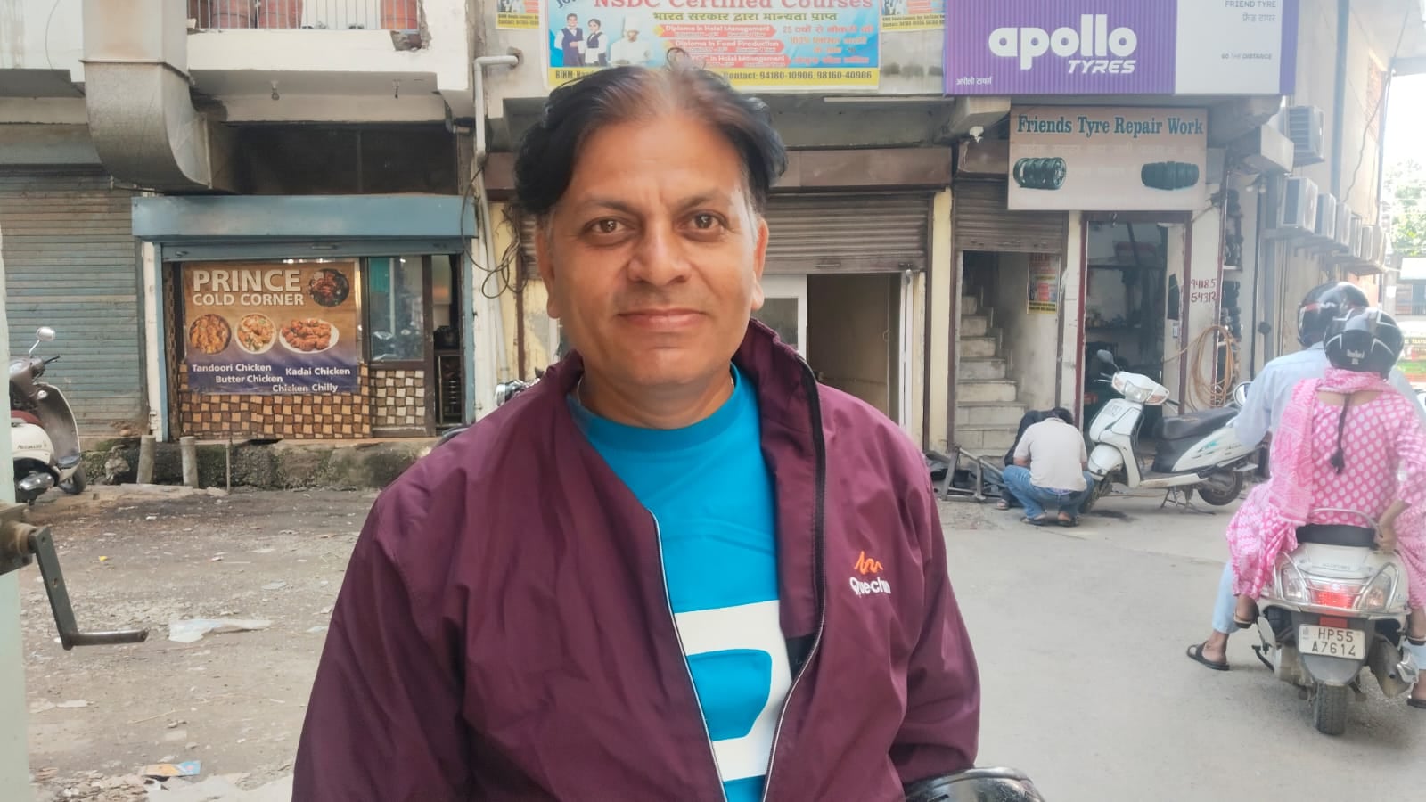 राजू, स्थानीय दुकानदार।
