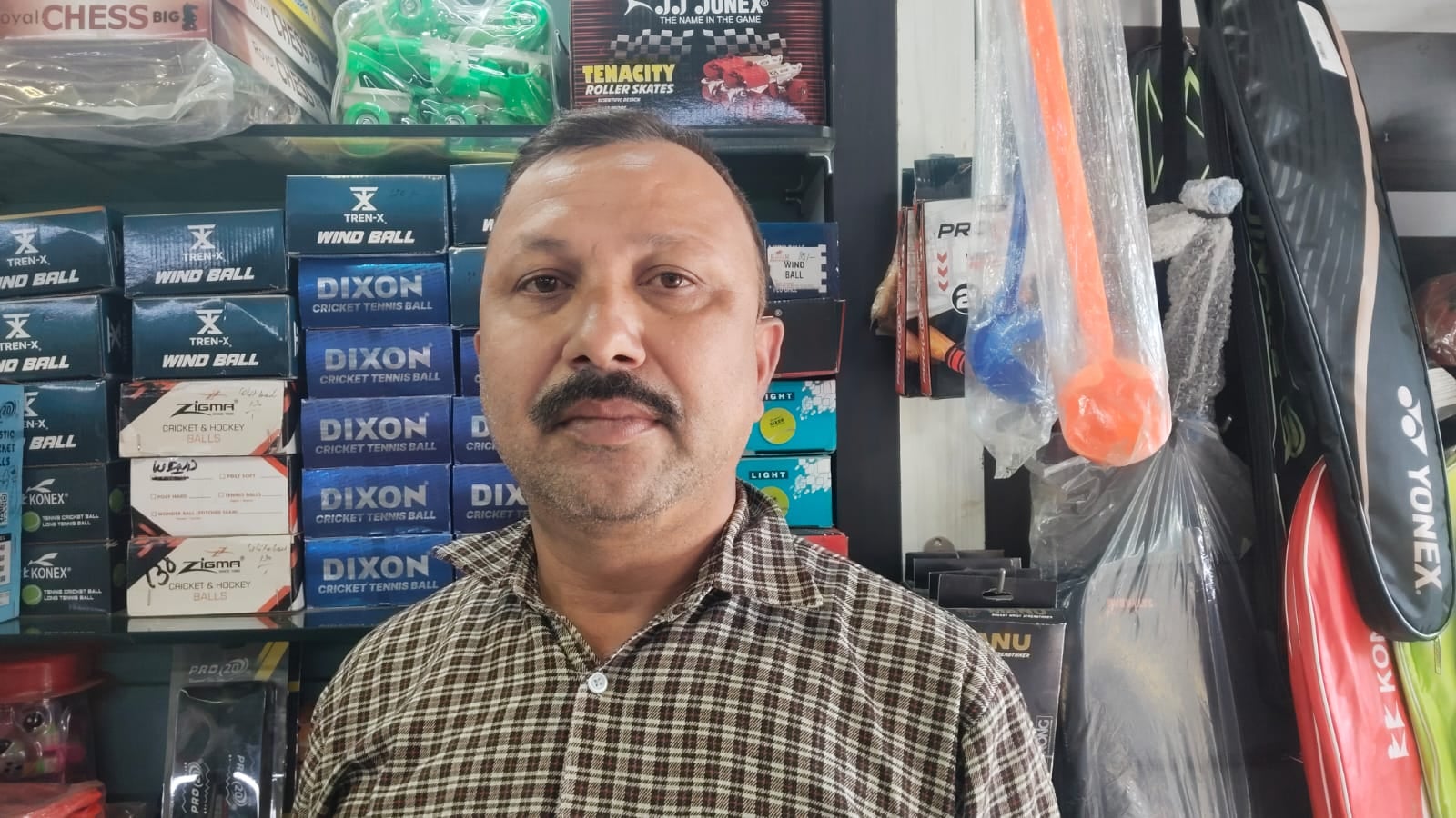 राजू, स्थानीय दुकानदार।