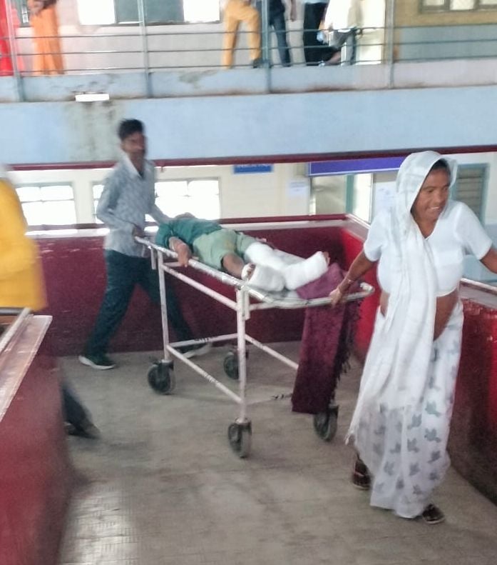 राजकीय मेडिकल कॉलेज में मेडिसिन विभाग के बाहर लगी मरीजों की लाइन। संवाद