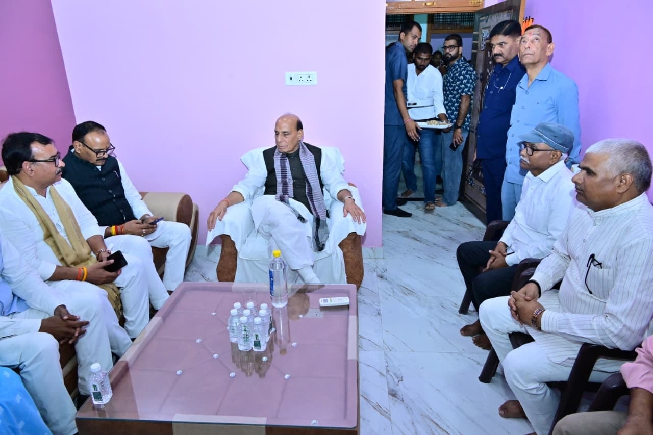 रक्षा मंत्री राजनाथ सिंह ने शोक संतप्त परिवारों को ढाढ़स बंधाया। रक्षा मंत्री राजनाथ सिंह ने शोक संतप्त परिवारों को ढाढ़स बंधाया।