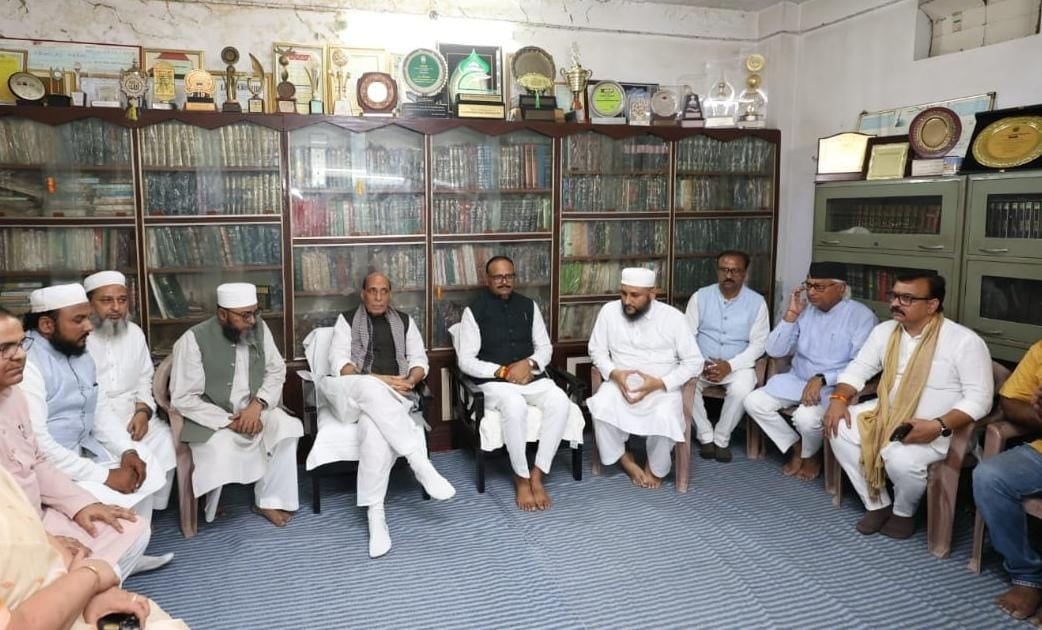 रक्षा मंत्री राजनाथ सिंह ने शोक संतप्त परिवारों को ढाढ़स बंधाया। रक्षा मंत्री राजनाथ सिंह ने शोक संतप्त परिवारों को ढाढ़स बंधाया।