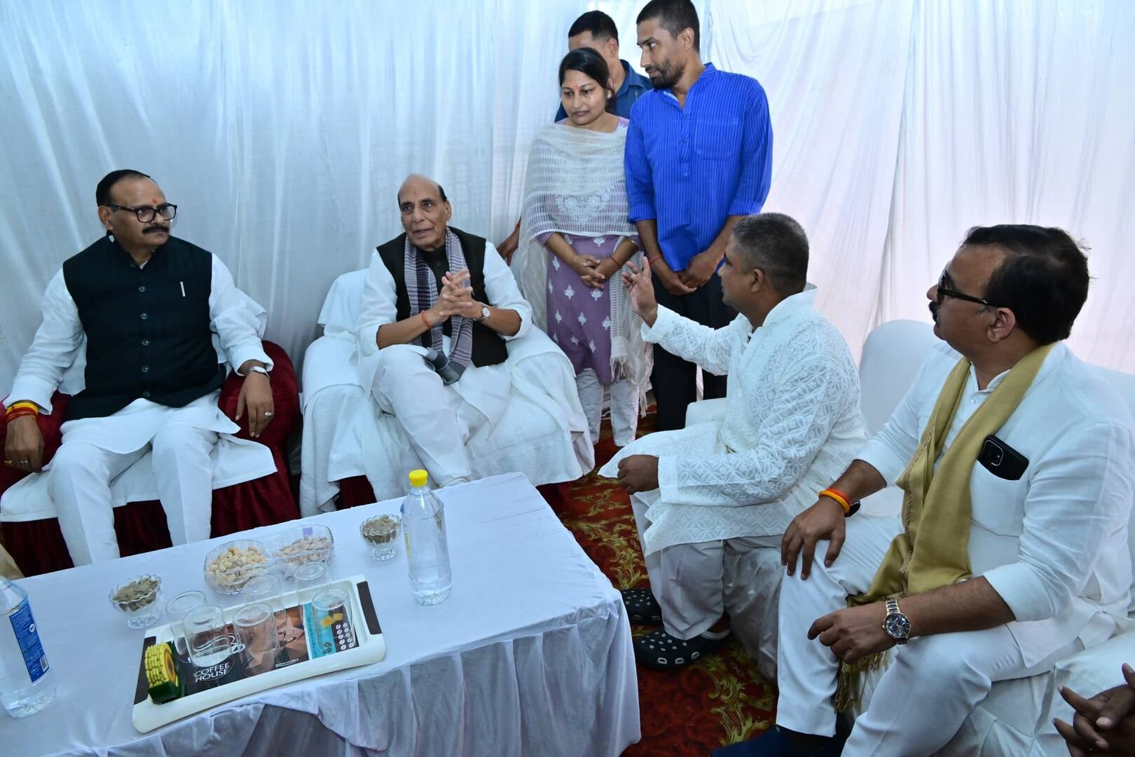 रक्षा मंत्री राजनाथ सिंह ने शोक संतप्त परिवारों को ढाढ़स बंधाया। रक्षा मंत्री राजनाथ सिंह ने शोक संतप्त परिवारों को ढाढ़स बंधाया।