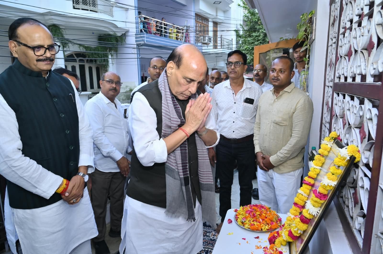 रक्षा मंत्री राजनाथ सिंह ने शोक संतप्त परिवारों को ढाढ़स बंधाया। रक्षा मंत्री राजनाथ सिंह ने शोक संतप्त परिवारों को ढाढ़स बंधाया।