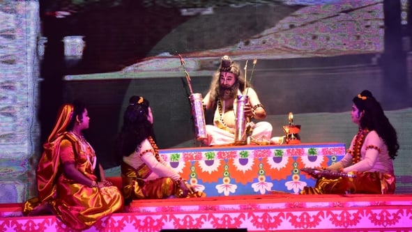 रामलीला का मंचन करते कलाकार रामलीला का मंचन करते कलाकार