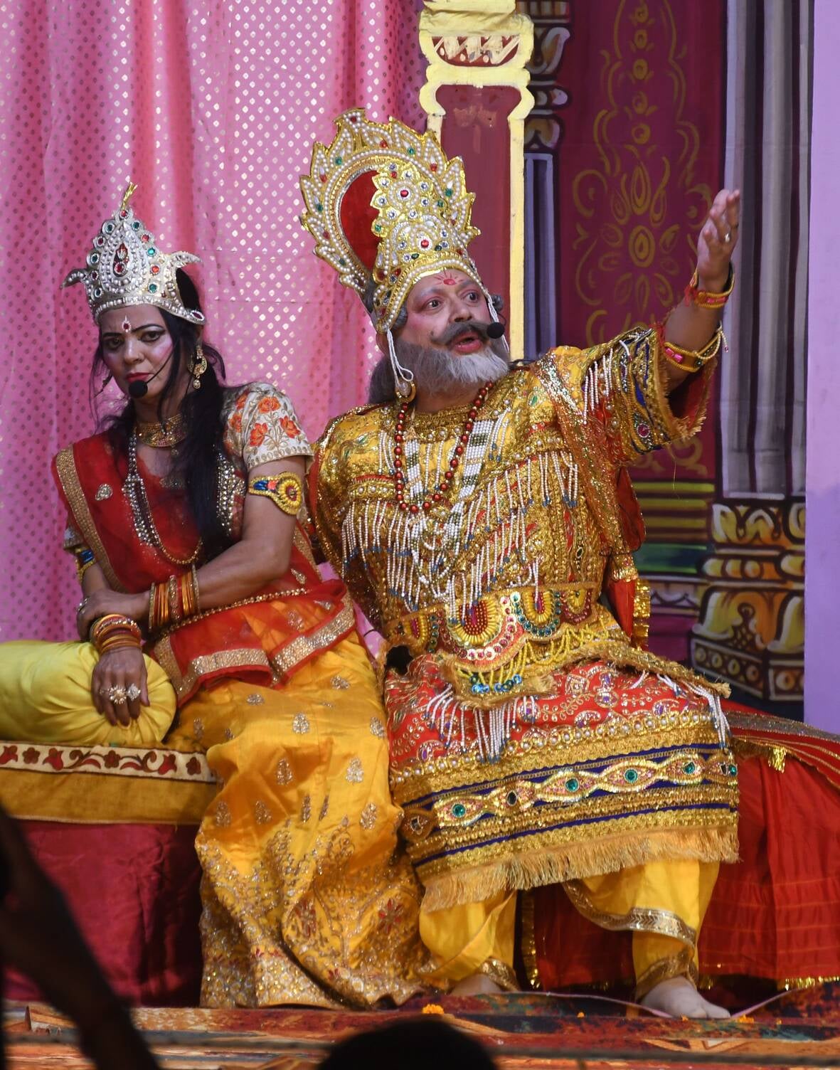 रामलीला का मंचन करते कलाकार रामलीला का मंचन करते कलाकार