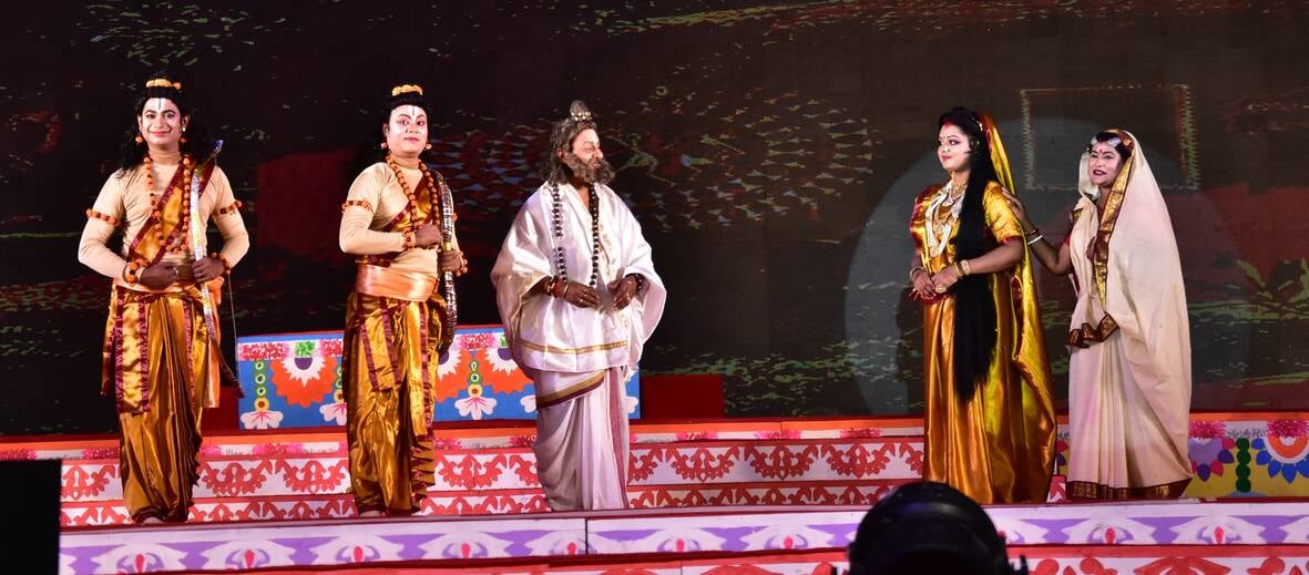 रामलीला का मंचन करते कलाकार रामलीला का मंचन करते कलाकार