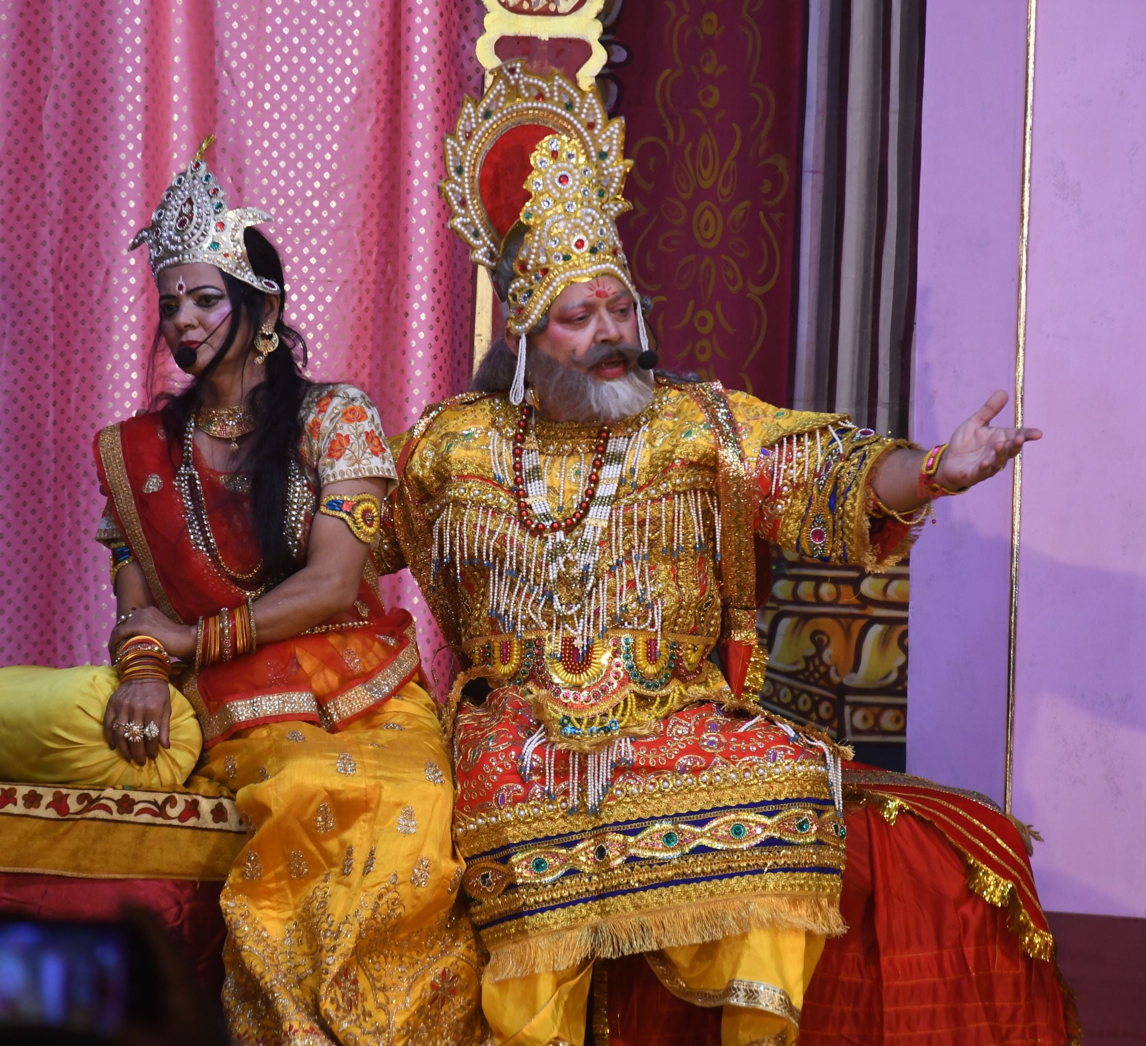 रामलीला का मंचन करते कलाकार रामलीला का मंचन करते कलाकार
