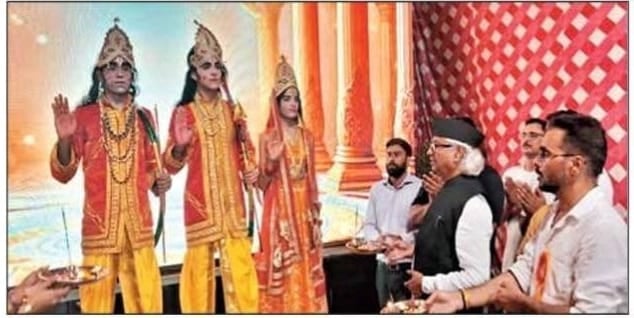 रामलीला का मंचन करते कलाकार रामलीला का मंचन करते कलाकार