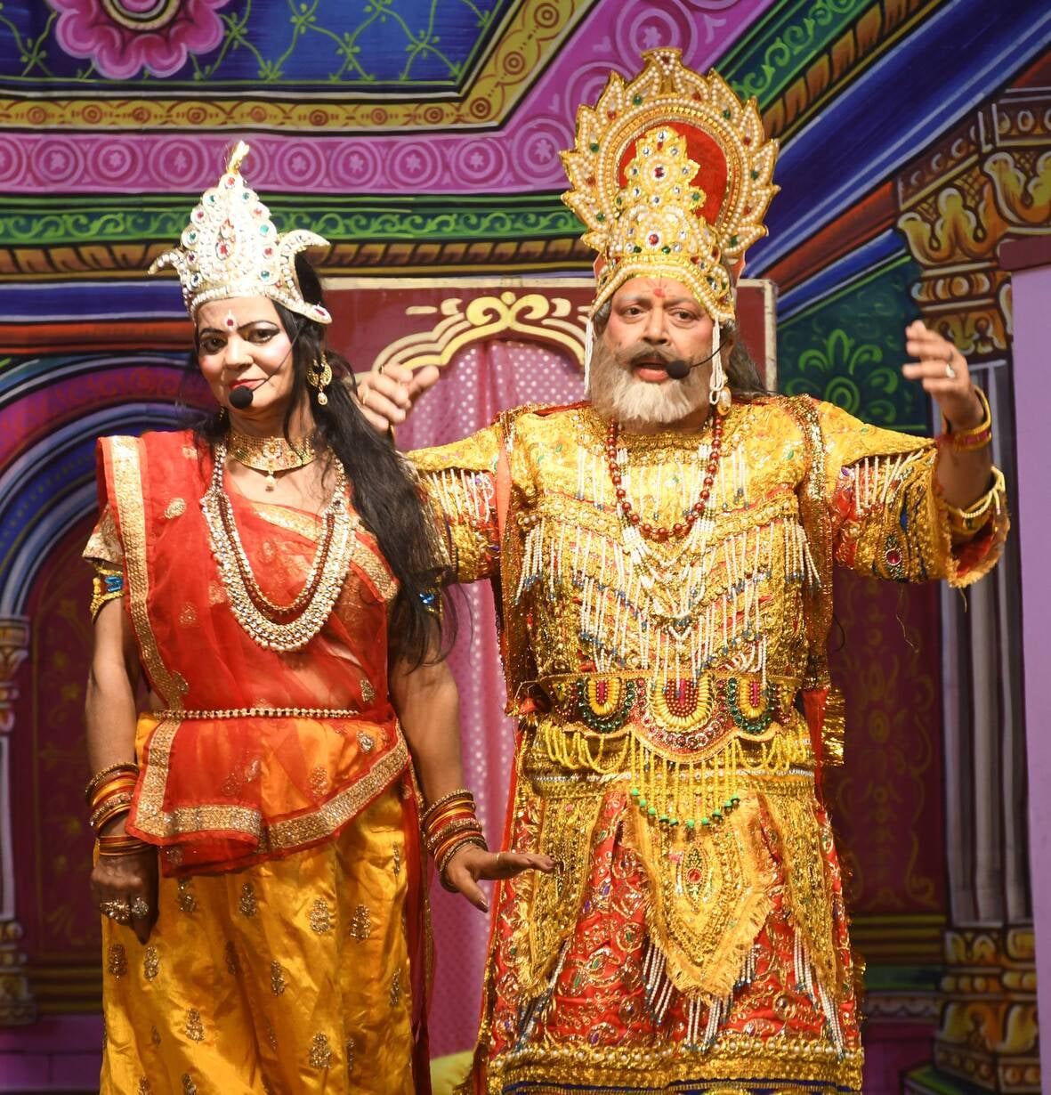 रामलीला का मंचन करते कलाकार रामलीला का मंचन करते कलाकार