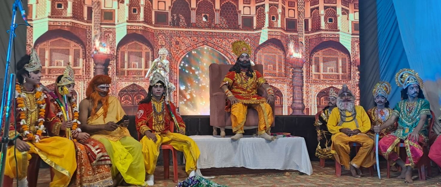 रामलीला का मंचन करते कलाकार रामलीला का मंचन करते कलाकार