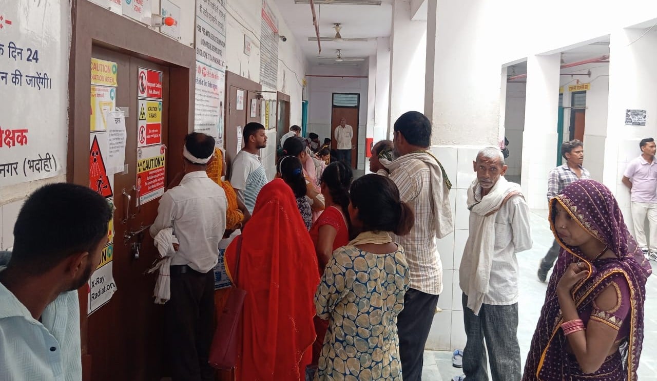 सौ शय्या अस्पताल में मरीज का हो रहा सीटी स्कैन। संवाद सौ शय्या अस्पताल में मरीज का हो रहा सीटी स्कैन। संवाद