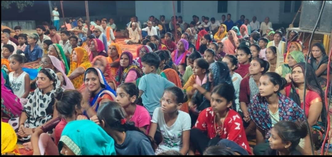 सेहरामऊ दक्षिणी के गांव महमदपुर में चल रही देवी महापुराण कथा सुनते श्रद्धालु। संवाद 