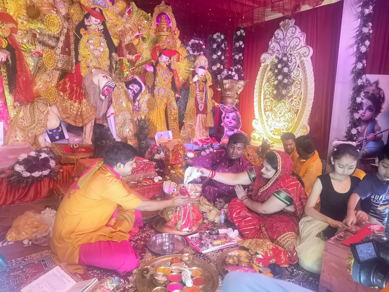 सेहरामऊ दक्षिणी के गांव महमदपुर में चल रही देवी महापुराण कथा सुनते श्रद्धालु। संवाद 