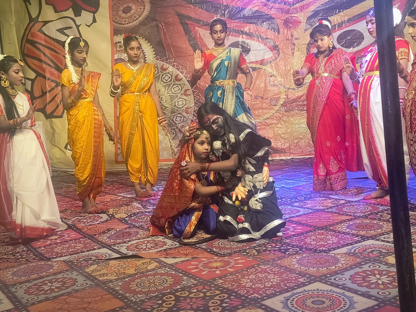 सेहरामऊ दक्षिणी के गांव महमदपुर में चल रही देवी महापुराण कथा सुनते श्रद्धालु। संवाद 
