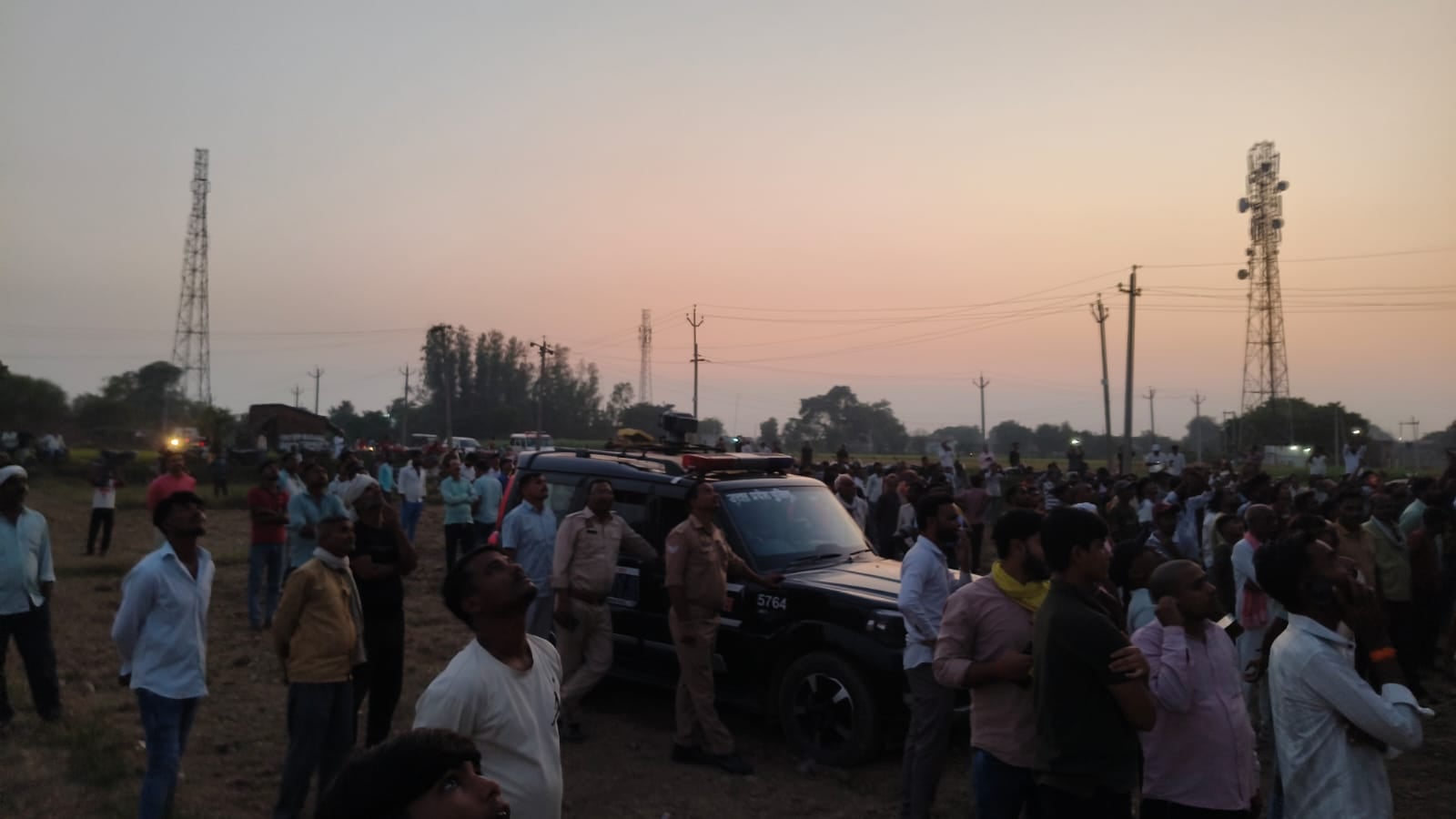 सिकंदरपुर बजहा स्थित मोबाइल टॉवर पर चढ़ी युवती। स्रोत: सोशल मीडिया सिकंदरपुर बजहा स्थित मोबाइल टॉवर पर चढ़ी युवती। स्रोत: सोशल मीडिया