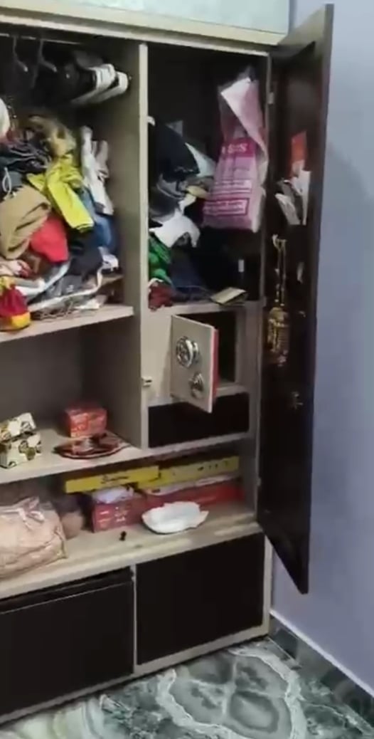 समीक्षा अधिकारी, दरोगा व सेल्समैन के घरों में चोरी समीक्षा अधिकारी, दरोगा व सेल्समैन के घरों में चोरी