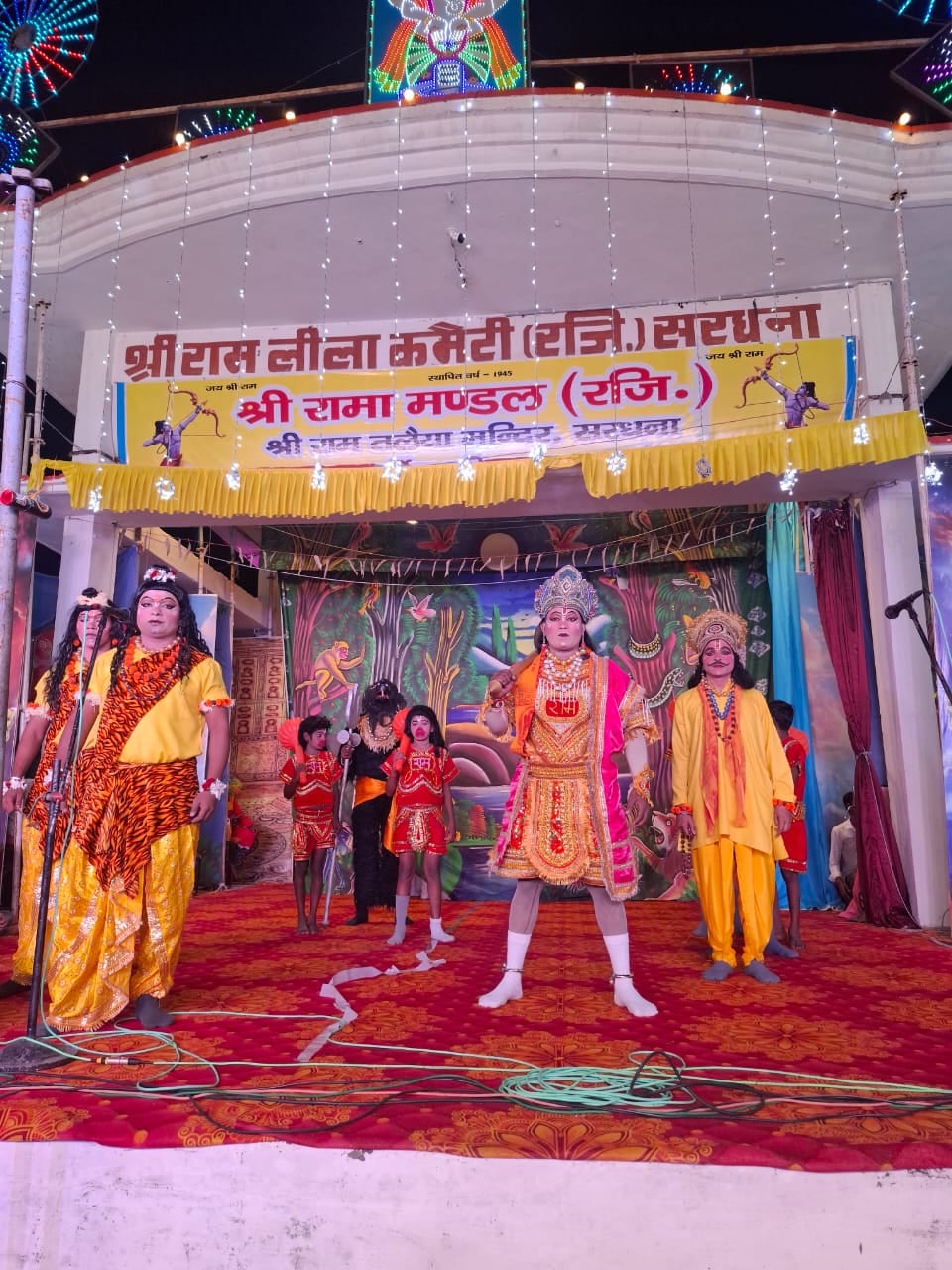 सरधना में श्रीराम चरित्र प्रदर्शन उत्सव के दौरान लक्ष्मण शक्ति और संजीवनी बूटी लाने की लीला का 
