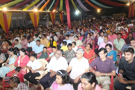 सदर बाजार रामलीला में सूर्पनखा और लक्ष्मण संवाद का मंचन करते कलाकार l संवाद सदर बाजार रामलीला में सूर्पनखा और लक्ष्मण संवाद का मंचन करते कलाकार l संवाद