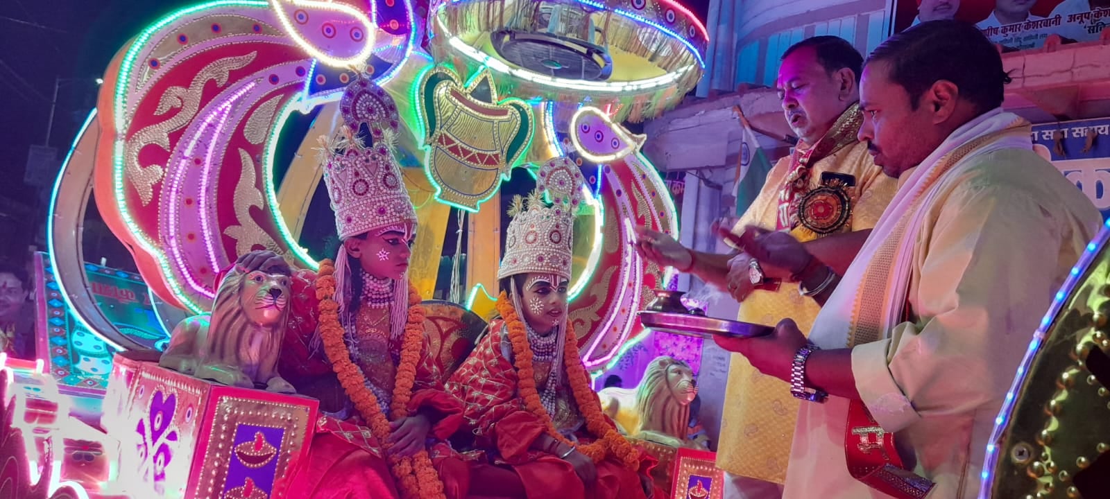 शोभायात्रा के दौरान रथ पर सवार श्रीराम व लक्ष्मण। संवाद