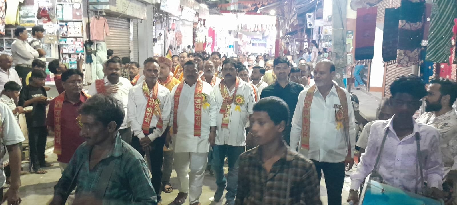 शोभायात्रा के दौरान रथ पर सवार श्रीराम व लक्ष्मण। संवाद