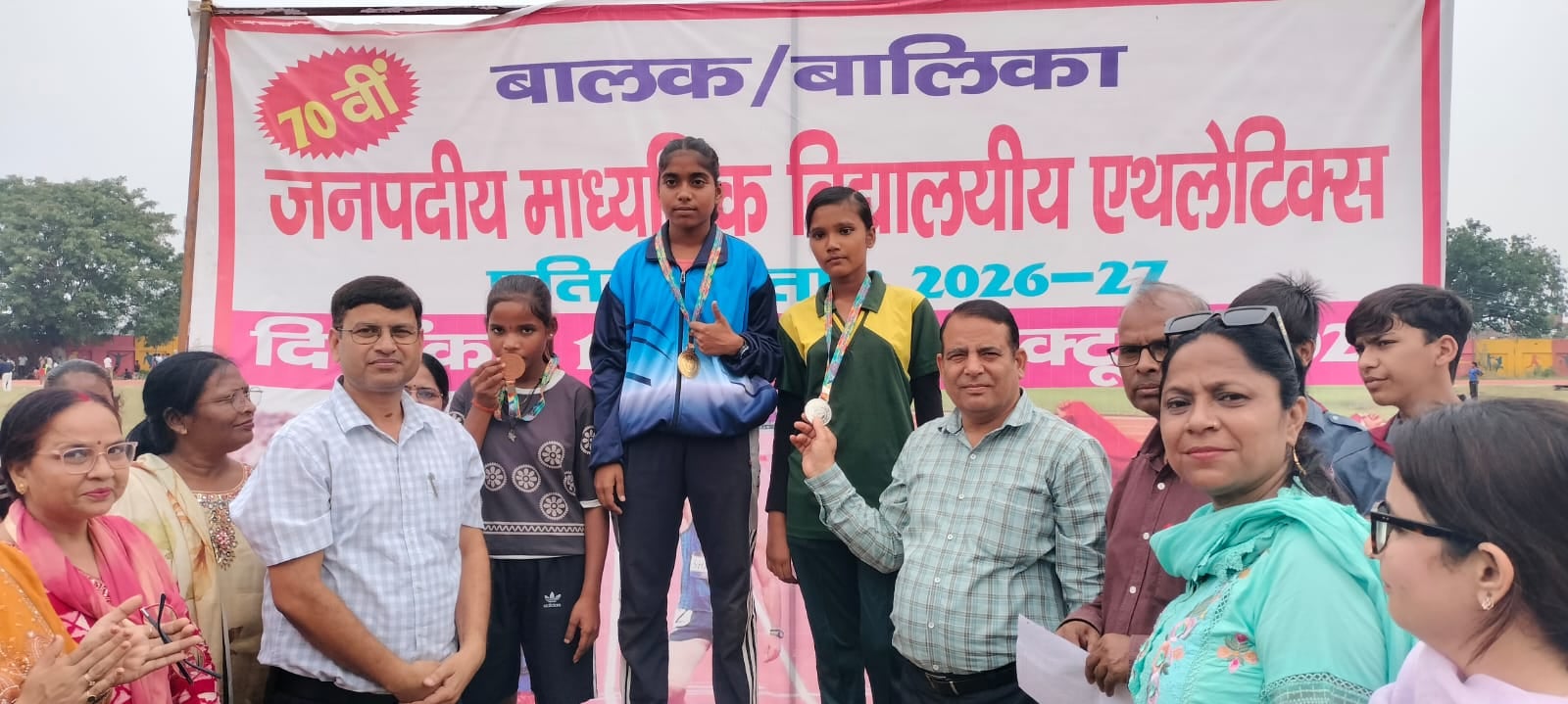 शाहजहांपुर में जनपदीय खेलकूद में दौड़ में प्रतिभाग करतीं छात्राएं। संवाद