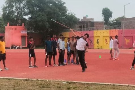 शाहजहांपुर में जनपदीय खेलकूद में दौड़ में प्रतिभाग करतीं छात्राएं। संवाद