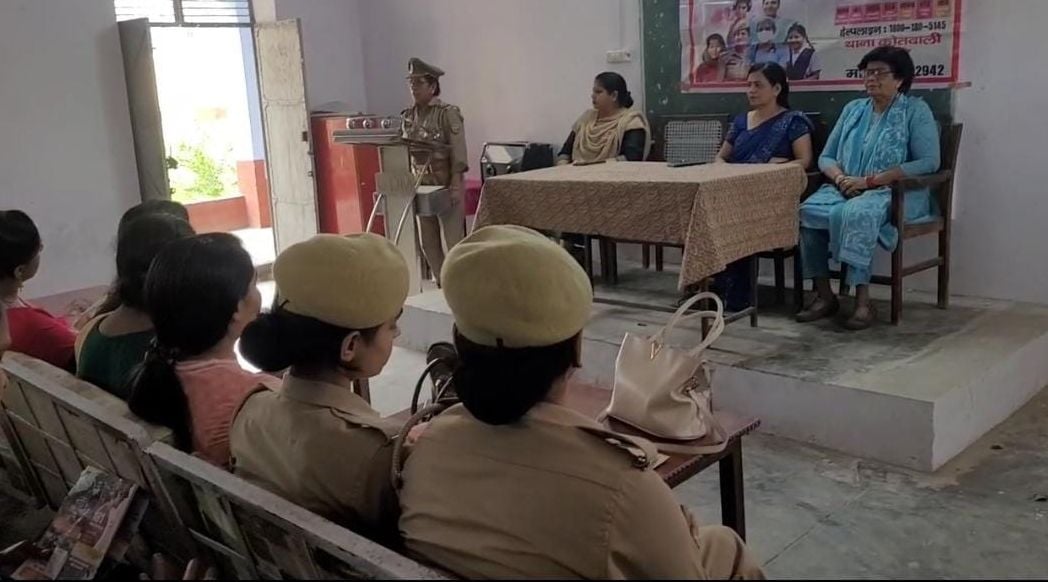 शिक्षक-शिक्षिकाओं को सम्मानित करते थाना प्रभारी राजेश कौशिक। संवाद