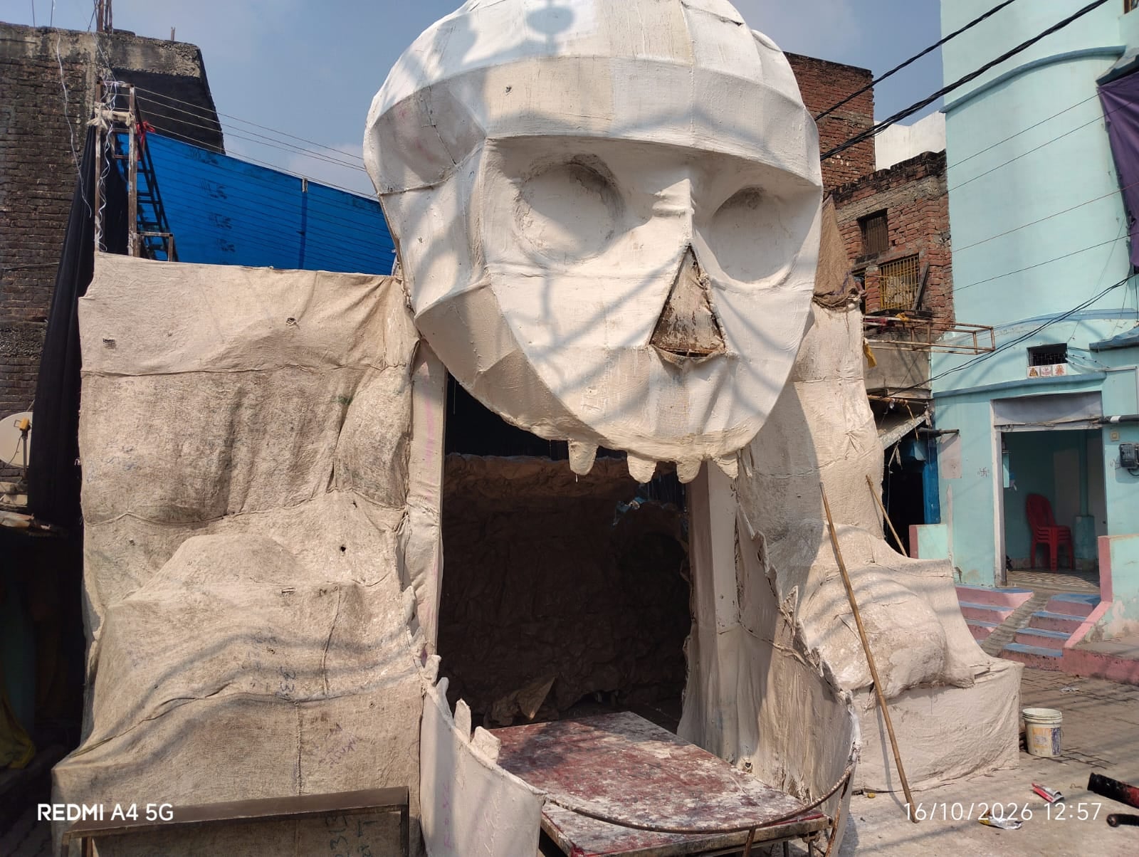 तेलियागंज में बंगाल झोपड़ी थीम पर सजा पूजा पंडाल।-संवाद।