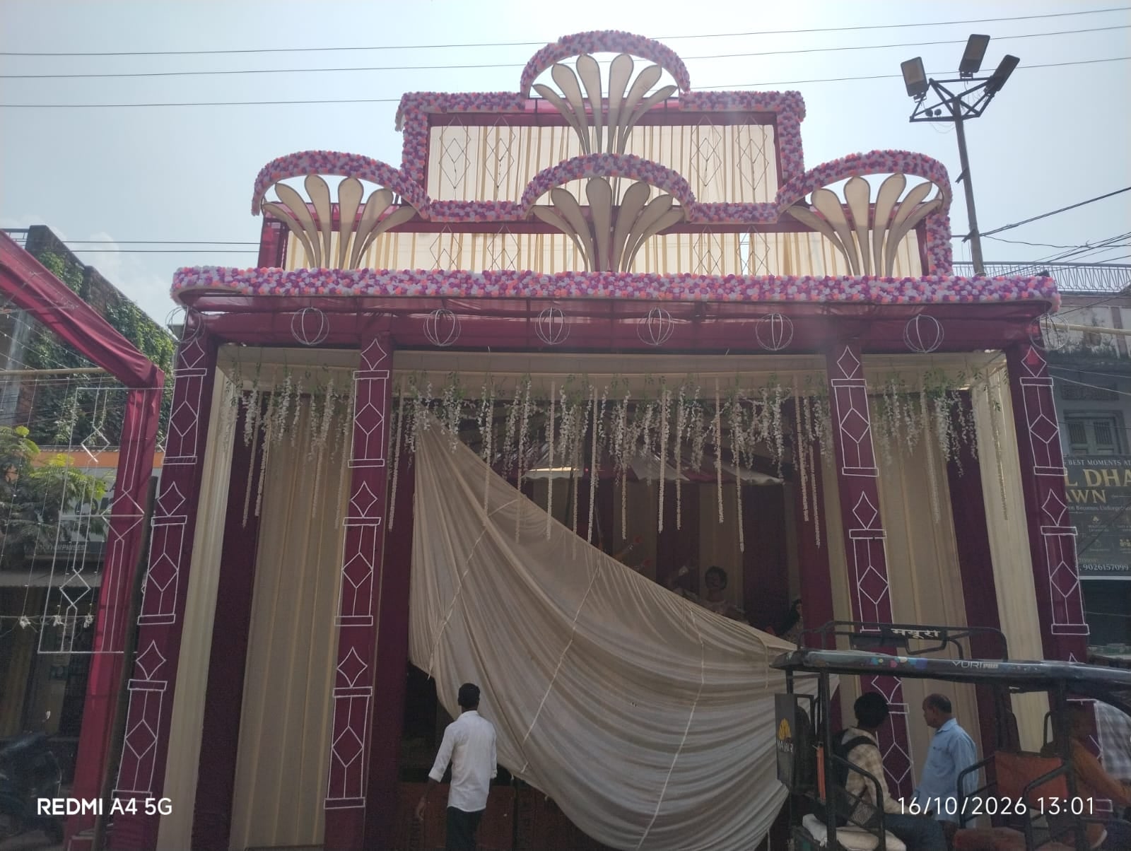 तेलियागंज में बंगाल झोपड़ी थीम पर सजा पूजा पंडाल।-संवाद।