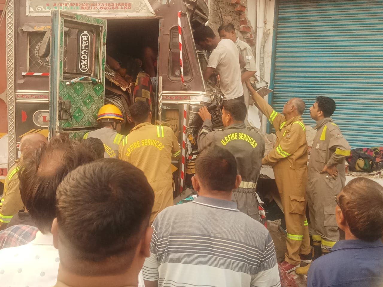 ट्रक बेकाबू होकर दुकान में घुसा, दो घंटे फंसा रहा चालक