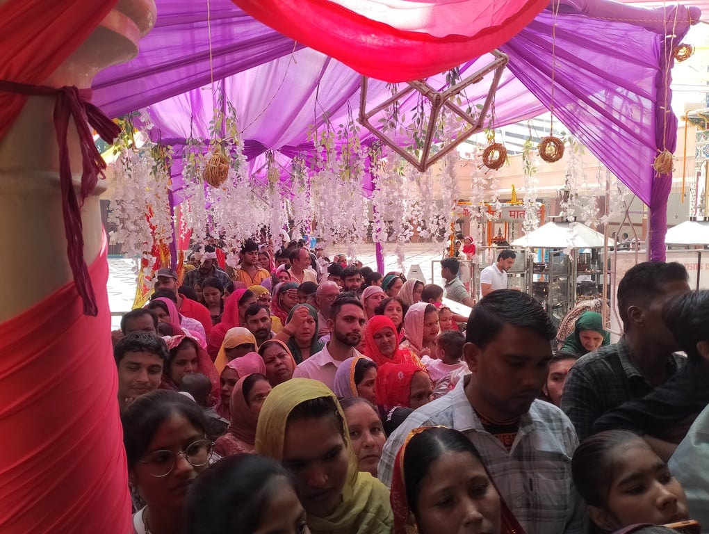 देवी मंदिर में मां की ज्योत की पूजा करती महिला। संवाद देवी मंदिर में मां की ज्योत की पूजा करती महिला। संवाद
