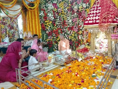 देवी मंदिर में मां की ज्योत की पूजा करती महिला। संवाद देवी मंदिर में मां की ज्योत की पूजा करती महिला। संवाद
