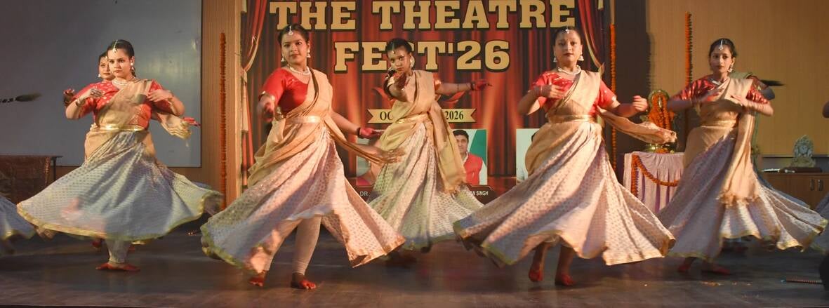 थियेटर फेस्ट में प्रस्तुति देते कलाकार