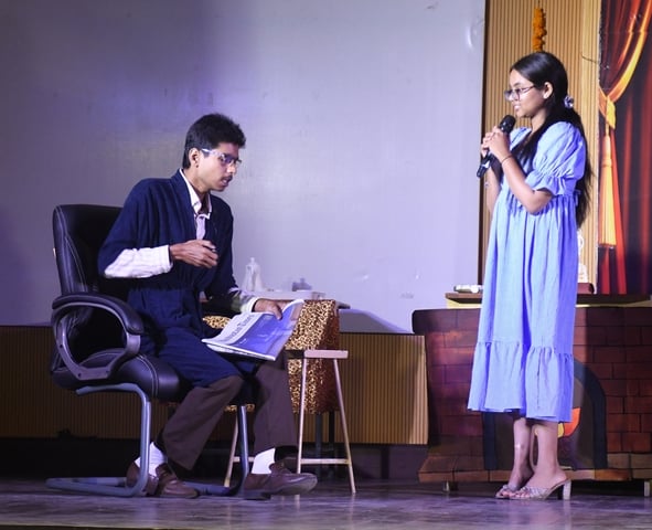 थियेटर फेस्ट में प्रस्तुति देते कलाकार