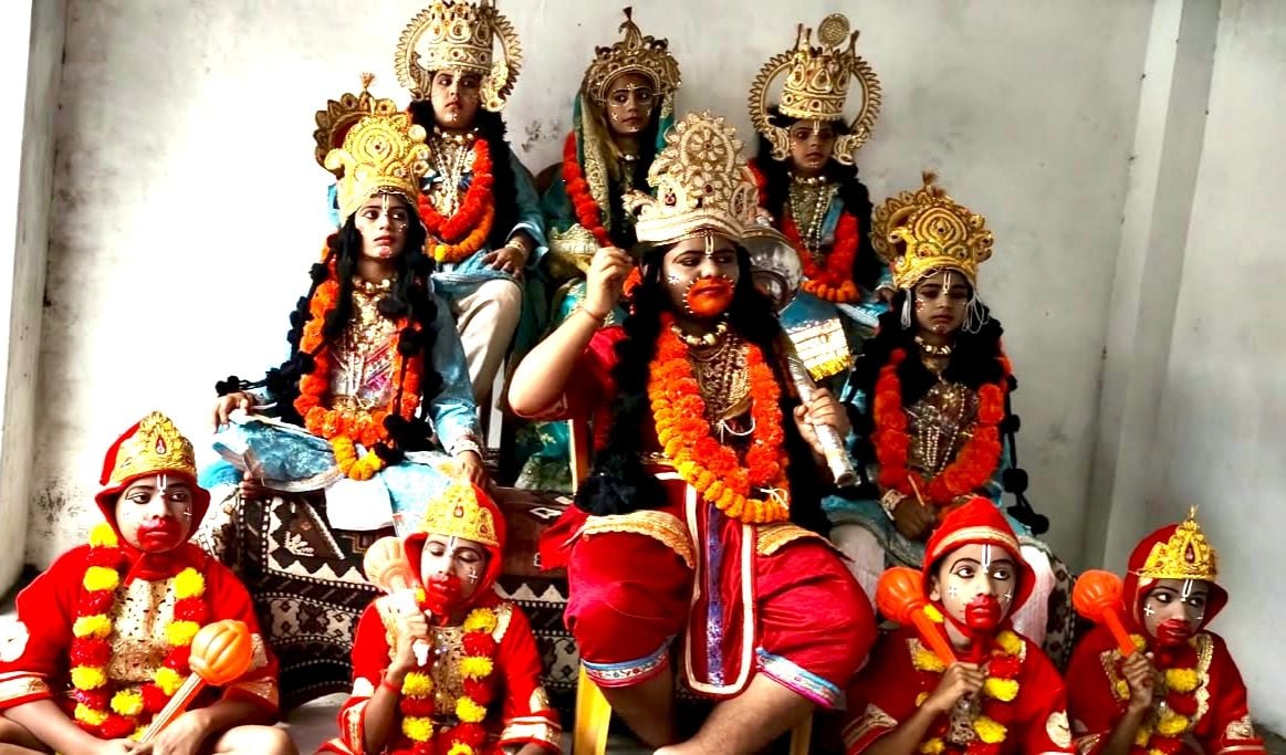 उझानी में राम बरात में शामिल हनुमान जी की झांकी। संवाद उझानी में राम बरात में शामिल हनुमान जी की झांकी। संवाद