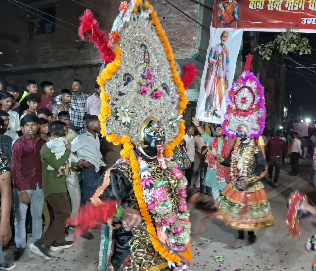 उझानी में राम बरात में शामिल हनुमान जी की झांकी। संवाद उझानी में राम बरात में शामिल हनुमान जी की झांकी। संवाद