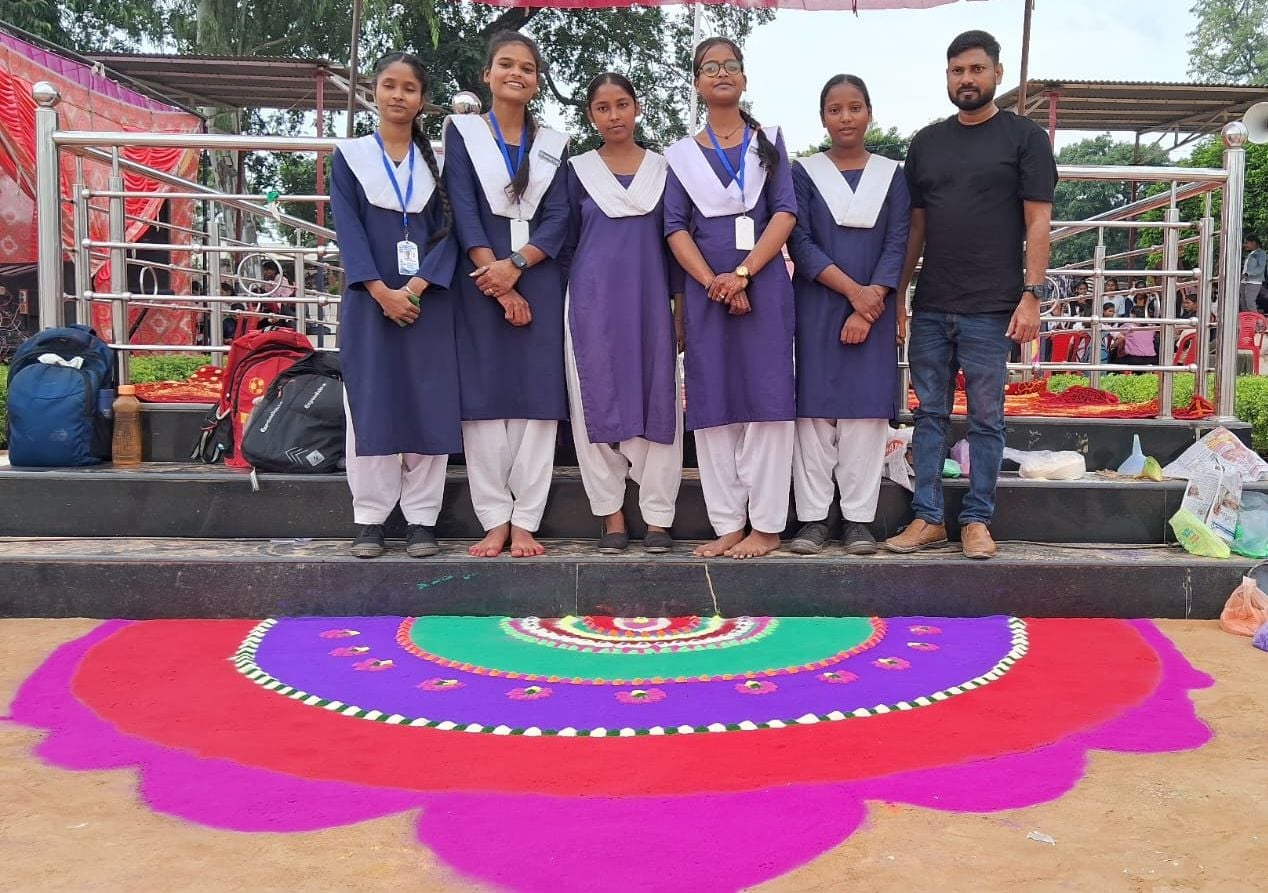 विजयी टीम को ट्रॉफी देकर सम्मानित  करते डीआईओएस लालजी यादव। स्रोत विभाग