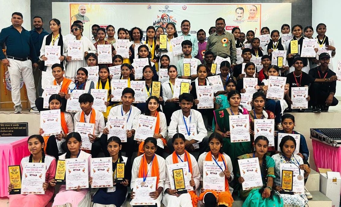 युवा उत्सव कार्यक्रम में प्रतिभाग करती छात्राएं। स्रोत: आयोजक