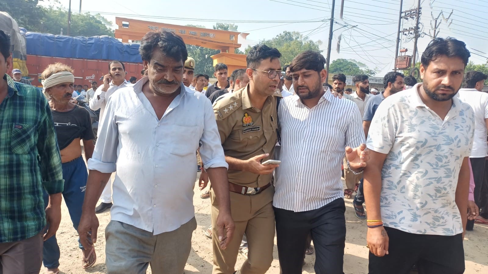युवक हनी चौधरी की हत्या के विरोध में अनूपशहर स्टेट हाईवे पर जाम लगाने पहुंचे गांव मौसमगढ़ के ग् युवक हनी चौधरी की हत्या के विरोध में अनूपशहर स्टेट हाईवे पर जाम लगाने पहुंचे गांव मौसमगढ़ के ग्