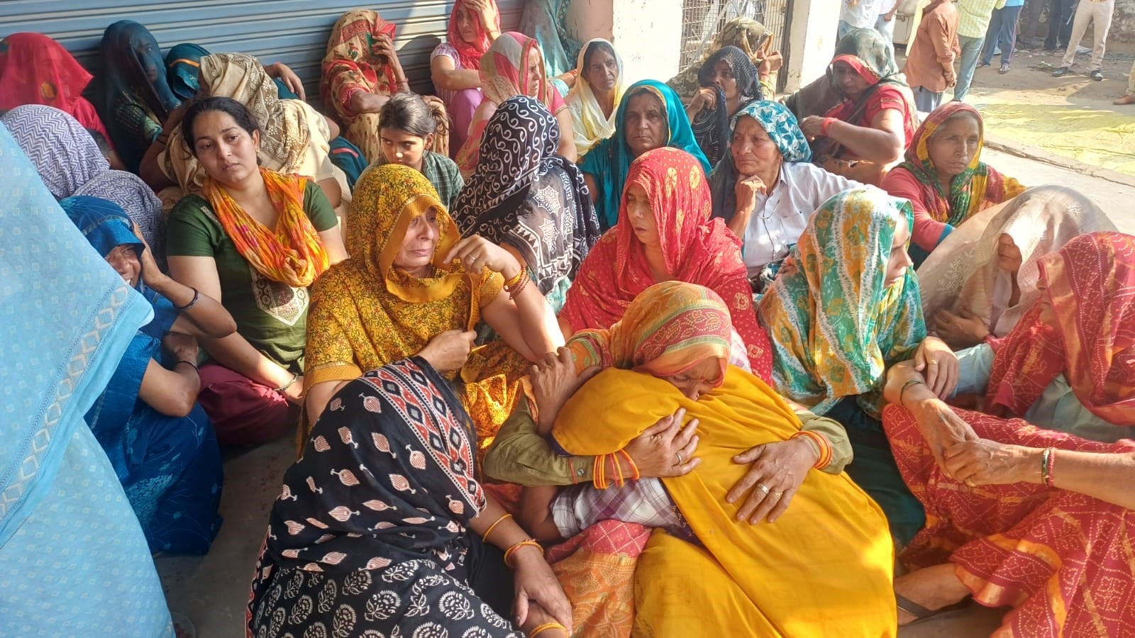 युवक हनी चौधरी की हत्या के विरोध में अनूपशहर स्टेट हाईवे पर जाम लगाने पहुंचे गांव मौसमगढ़ के ग् युवक हनी चौधरी की हत्या के विरोध में अनूपशहर स्टेट हाईवे पर जाम लगाने पहुंचे गांव मौसमगढ़ के ग्