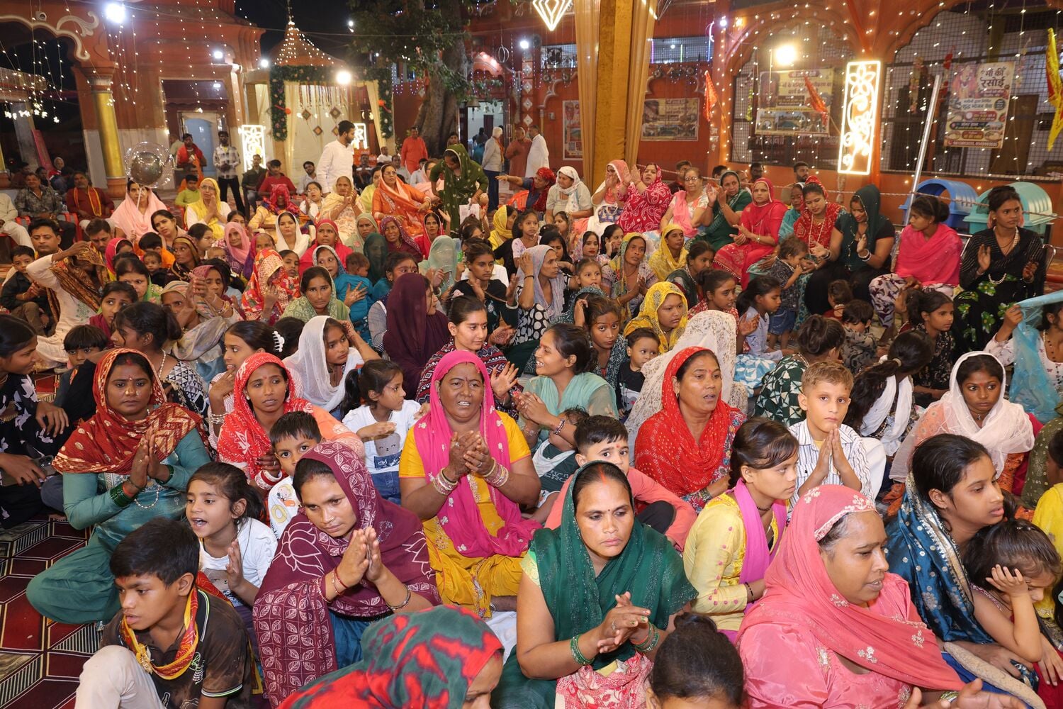 17जेएनडी08: जागरण में प्रस्तुति देते हुए कलाकार। स्रोत: पुजारी