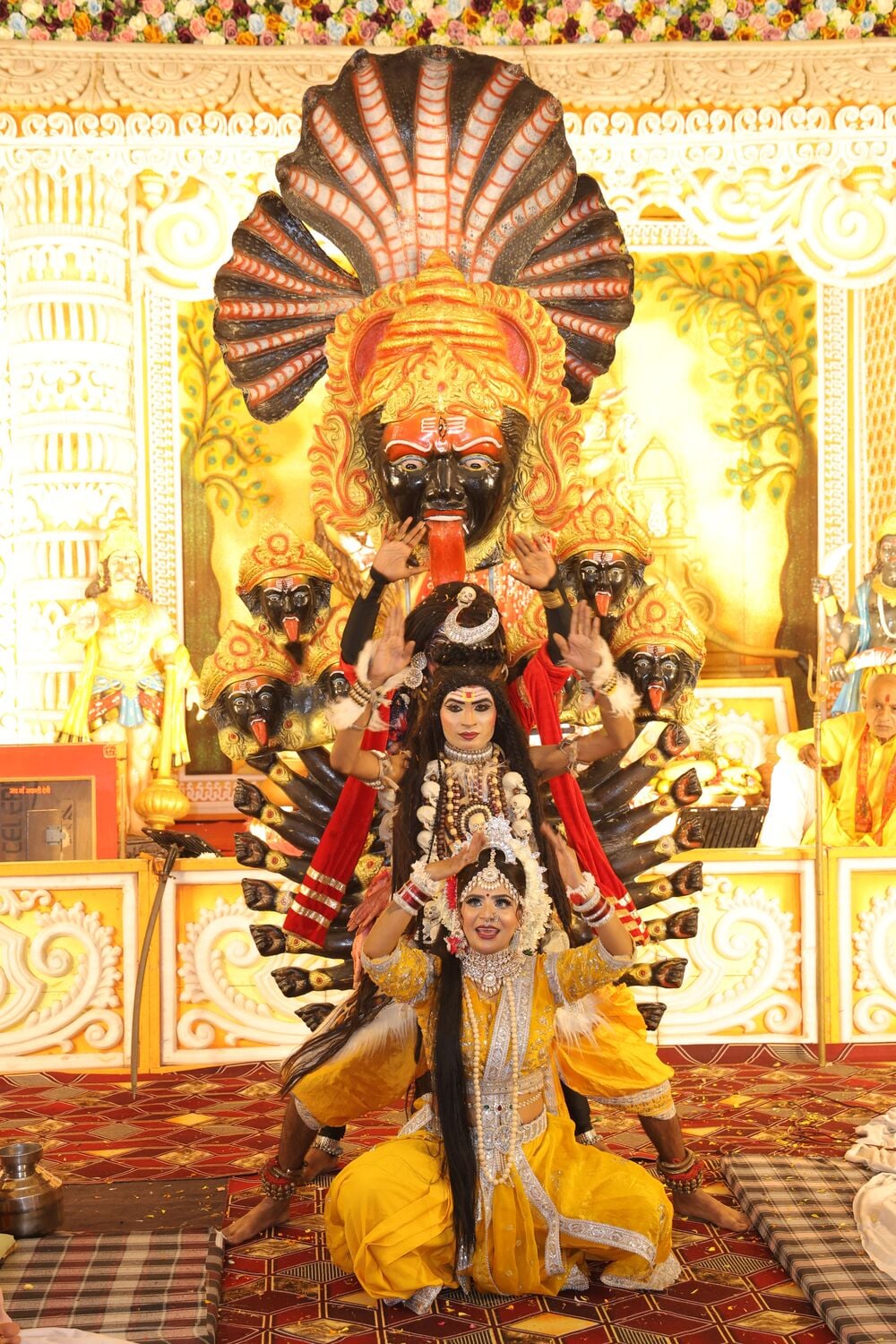 17जेएनडी08: जागरण में प्रस्तुति देते हुए कलाकार। स्रोत: पुजारी