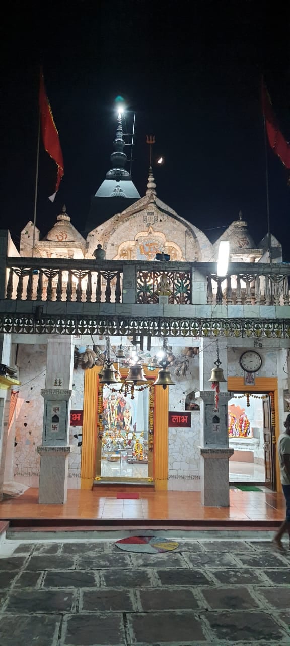 दुर्गा देवालय में स्थापित मिट्टी से बनी दुर्गा प्रतिमा दुर्गा देवालय में स्थापित मिट्टी से बनी दुर्गा प्रतिमा