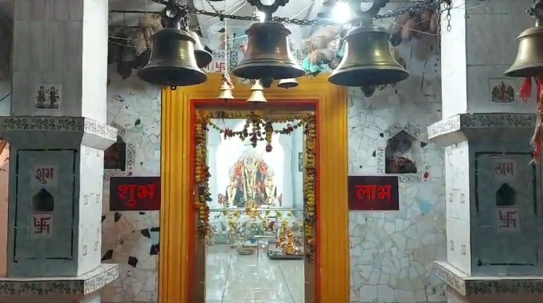 दुर्गा देवालय में स्थापित मिट्टी से बनी दुर्गा प्रतिमा 