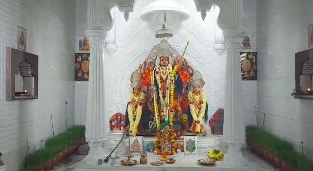दुर्गा देवालय में स्थापित मिट्टी से बनी दुर्गा प्रतिमा 