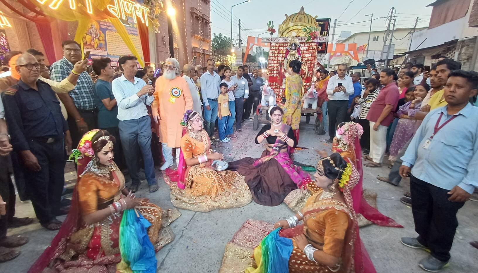 अंबाला छावनी में श्री सनातन धर्म मंदिर से निकाली जा रही शोभायात्रा के दौरान रथ पर सवार श्रीराम अंबाला छावनी में श्री सनातन धर्म मंदिर से निकाली जा रही शोभायात्रा के दौरान रथ पर सवार श्रीराम